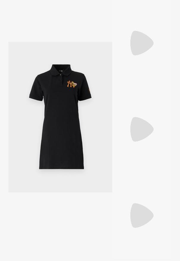 Črno polo obleko iz bombaža s prilegajočim dizajnom. Ima ovratnik, kratke rokave in oranžno vezeno logo s cvetličnimi detajli.; Črne lakirane slingback pete s koničastim nosom in geometrijsko blokasto peto. Imajo eleganten, minimalističen dizajn in gladko teksturo.; Črna usnjena torbica s ukrivljeno obliko, z odstranljivo naramnico in zlatimi dodatki. Torbica ima pokrov s podrobnostmi v obliki zaponke.; Zlato obarvan kovinski zapestnica s tekočim, ukrivljenim dizajnom. Ima majhen, izstopajoč srebrn poudarek na enem koncu.