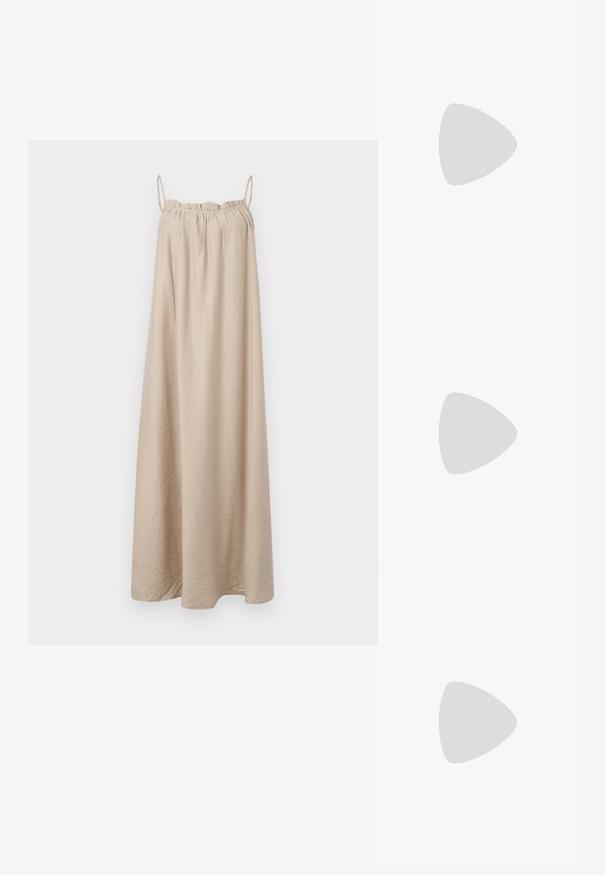 Μπεζ μάξι φόρεμα με λεπτές σπαγγέτι τιράντες, συγκεντρωμένη ελαστική λαιμόκοψη, κατασκευασμένο από μαλακό υφαντό ύφασμα και σε σιλουέτα Α γραμμής μέχρι το πάτωμα.; Μαύρα πατεντέ δερμάτινα γοβάκια slingback με μυτερή μύτη και γεωμετρικό τακούνι. Έχουν κομψό, μινιμαλιστικό σχέδιο και λεία υφή.; Διαφανή γυαλιά ηλίου cat-eye με καφέ φακούς. Μοντέλο που φοράει πράσινη ριγέ μπλούζα και καρό σακάκι. Χρυσά σκουλαρίκια κρίκοι.; Κίτρινη τσάντα φουσκωτού κροκοδείλου με δομημένο σχέδιο, επάνω χερούλι, αποσπώμενο αλυσίδα και διακοσμητική κρυστάλλινη επένδυση στο κούμπωμα.