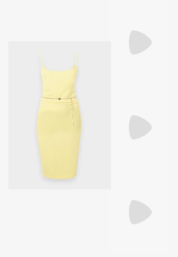 Kollane midi kleit õhukeste rihmadega, keha lähedane lõige ja kettvööd, mis rõhutab puusasid. Sile tekstuur, minimalism.; Must mustaga, terav varvas, madala kontsaga sildiga king, mis on valmistatud siledast nahast ja mille küljel on lõike disain hingavuse tagamiseks.; Mustamat nahast käekott kaarjaga kujuga, õhuke käepide, hõbedane tõmblukk ja Calvin Kleini logo esiküljel. Sujuv tekstuur ja minimaalne disain.; Hõbedased rõngaskõrvarõngad, millel on sile ja läikiv pind. Ümar kuju, kerge disain, millel on post-tagumise kinnituse süsteem.