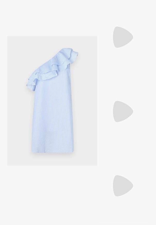 En skulderklædning i lyseblå og hvidstribet stof. Har en rynket halsudskæring og en lige pasform. Glat tekstur, minimalistisk design.; Abercrombie & Fitch TE CRAFT BABYDOLL - Top - off white; Steve Madden Ballerinasko - natural; Le Specs OUTTA LOVE - Solbriller - brown/green; Mango WITH FLOWER CHARM - Håndtasker - beige