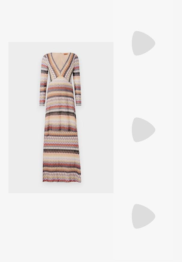 Maxi suknelė su ilgomis rankovėmis, V formos kaklu ir daugiamačiu zigzago raštu raudonos, oranžinės, violetinės ir juodos spalvų ant šviesaus fono.; Burgundinės patentinės odos slingback kulniukai su smailiu pirštu ir raukšlėtu akcentu, turintys liesą kulną ir reguliuojamą kulkšnies dirželį.; Juodas odinis petinis krepšys su lygiu paviršiumi, išlenkta forma, reguliuojama dirželiu ir užtrauktuku. Minimalistinis dizainas be puošmenų.; Aukso tono metalinės auskarai su stilingu, kreiviu dizainu. Išsiskiria ryškiu smailiu pavidalu, poliruota paviršiumi ir užsegimu su vyriu.