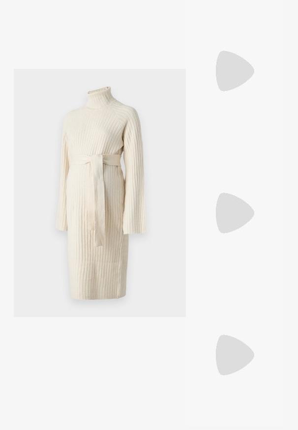 Rochie tricotată de culoare crem, cu textură ribbed, gât înalt, mâneci lungi și un cordon legat la talie, concepută pentru confort și potrivire.; Botine negre din piele lacuită, cu vârful ascuțit și toc bloc de înălțime medie. Textură netedă și design minimalist.; Genți negre cu o formă structurată, textură netedă și un închizător metalic. Asortată cu pantaloni negri largi și sandale cu vârf deschis pe un podea din lemn.; Cercei din argint cu inel, decorati cu multiple stratificari de cristale transparente, având o suprafață texturată și un design circular deschis.
