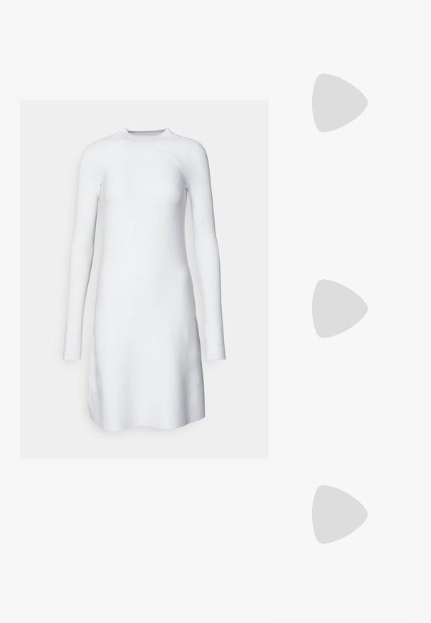 Max Mara Leisure PIREO - Robe pull - bianco; Bottine en cuir verni noir avec un bout pointu, un haut structuré et un talon épais. Présente une texture lisse et brillante.; Sac à main en cuir noir avec une texture lisse. Dispose d'une bandoulière adjustable et d'un design élégant et minimaliste avec une fermeture éclair.; Des boucles d'oreilles en or, présentant des formes texturées irrégulières, ornées de pierres précieuses vertes et de perles blanches, fixées avec des fermoirs clip-on.