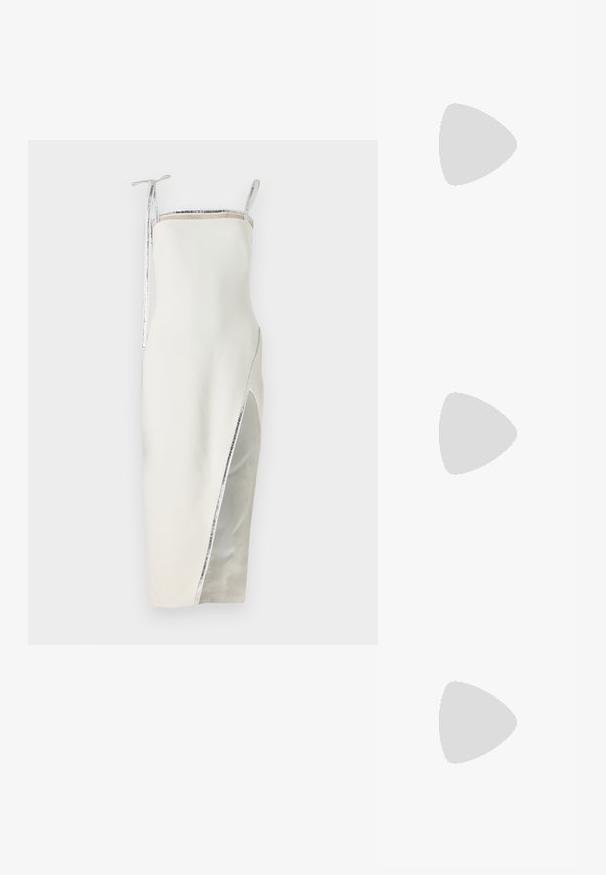 David Koma CRYSTAL TRIM DETAIL OPEN LEG DRESS - Îmbrăcăminte de ocazie - white/silver; Pantofi cu toc slingback din piele lăcuită maro, cu vârf ascuțit, toc subțire și curea ajustabilă cu o cataramă mică.; Geantă din piele neagră, cu o formă curbată, curea detașabilă și accesorii aurii. Geanta are un capac cu un detaliu tip cataramă.; Colier din aur cu un pandantiv rotund ce are o piatră centrală roz, având o textură netedă și un finisaj lucios.