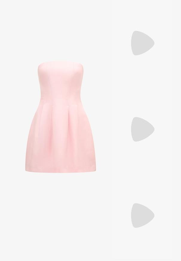 Šaty bez ramienok z jemne ružového materiálu, s priliehavým korzetom a skladanou sukňou. Hladká textúra s precíznymi švami.; Sandalové topánky so zapínaním vzadu z bielej kože s viacerými širokými popruhmi a striebornými prackami; plochá podrážka s malým čiernym podpätkom a metalickými akcentmi.; Čierne obdĺžnikové slnečné okuliare s tmavými šošovkami, lesklými plastovými rámami a zlatými akcentmi na spánkoch. Minimalistický dizajn a štíhly tvar.; Čierna textilná kabelka s viazanou mašľou, zaobleným tvarom, textúrovaným povrchom s drobnými vzormi a jedným tenkým uchom.; Zlaté kruhové náušnice s hladkým, lesklým povrchom. Cirkulárny dizajn s malým steblom a jasným záznamom pre bezpečné nosenie.