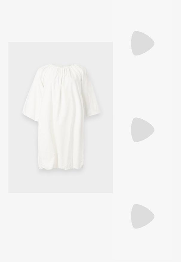 Hvit bomulls kjole med rund hals, trekvart lange ermer og rynket detalj ved halslinjen; løs, enkel design.; Sorte patentlær slingback-sko med spiss tå, ankelremmer med sølvspenner og detaljer, og en slank hæl.; Gullfarget metallisk håndveske med en strukturert design, glatt tekstur og justerbar stropp. Har en unik trekantet form og minimalistisk søm.; Gullfargede øredobber med teksturerte, bølgete former. Inkluderer skulpturelle klipsstuds og åpen hoop-design med en hamret finish.