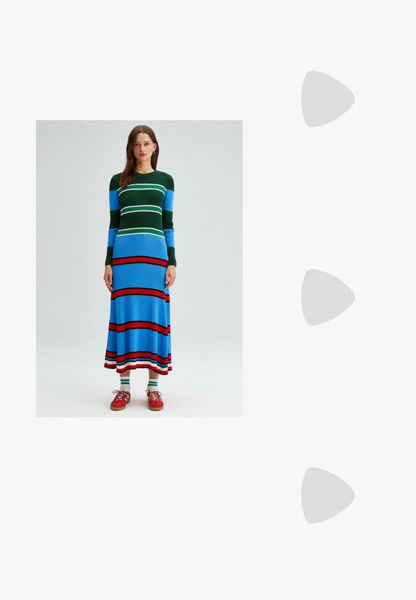 Strickkleid mit langen Ärmeln, das horizontale Streifen in Grün, Blau, Weiß und Rot zeigt. Figurbetonter Schnitt mit ausgestelltem Saum.; Braune Leder-Cowboy-Stiefel mit spitzem Punkt und Blockabsatz, die über detaillierte Stickereien und hervorgehobene Akzente am Schaft verfügen.; Kleine cremefarbene Handtasche mit strukturiertem Finish, einem langen verstellbaren Tragegurt, einem Kettenakzent und einem Klappenverschluss. Goldene Hardware-Details.; Silberne Creolen mit gedrehter Gestaltung, ausgestattet mit einer polierten Oberfläche und einer Steckverschluss. Sie haben einen Durchmesser von ca. 3 cm.