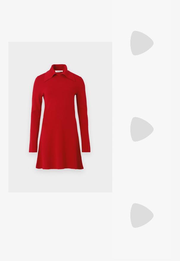Rode gebreide jurk met lange mouwen, een brede spitse kraag, een uitlopende zoom en een eenvoudig ontwerp, weergegeven tegen een effen achtergrond.; Zwarte hoge hakken sandaaltjes hebben dunne banden met een geknoopt ontwerp, een gladde vierkante neus en een elegante stiletto-hak.; Lichtgrijze metallic handtas met een kettingriem, versierd met kleine ronde metallic studs en een driehoekig merkimago.; Zilveren oorringen met een gladde, glanzende afwerking. Ronde vorm, lichtgewicht ontwerp, voorzien van een post-back sluiting.