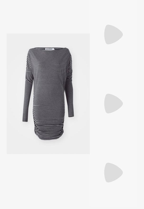 Gestreiftes langärmeliges Kleid in Schwarz und Grau. Mit lockerem Schnitt, Rundhalsausschnitt und seitlichen Raffung. Hergestellt aus weichem Stoff.; Beige Sneaker aus strukturiertem Stoff, mit kontrastierenden glatten Akzenten, runder Sohle und Schnürsenkeln, schwebend über einer gerasterten Fläche.; Schwarze rechteckige Sonnenbrille mit dunklen Gläsern, mit goldenem GG-Logo an der Seite. Aus glänzendem Kunststoff mit geraden Bügeln.; Schwarze synthetische Lederhandtasche mit geschwungenem Design, einem mit Reißverschluss versehenen Frontfach und dekorativer Hardware sowie einem abnehmbaren runden Münzbeutel.