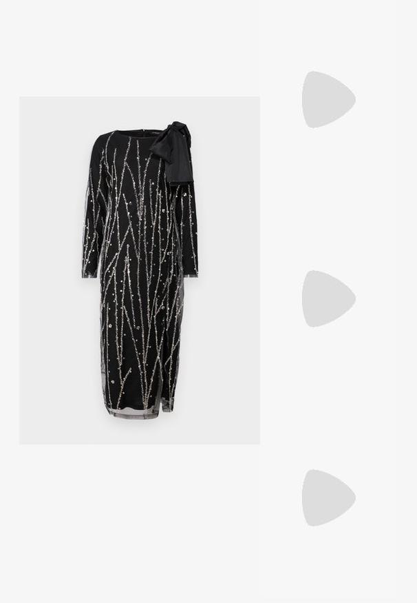 Bruuns Bazaar DAFFI KEIRAS DRESS - Festklänning - black/silver; Svarta högklackade sandaler har tunna remmar med en knuten design, en slät fyrkantig tå och en smal stilettklack.; Ljusgrå metallisk handväska med kedjestropp, prydd med små cirkulära metallnitar och en triangulär logotyp.; Silverfärgade hängande örhängen med en slät, blänkande yta. Rundad form, lätt design, med ett stift- och bakstängning.