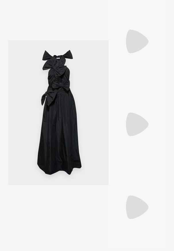 Viktor&Rolf DRAPE BOW GOWN - Vestido de fiesta - black; Tacón slingback negro de charol con punta afilada, que presenta un estampado de serpiente texturizado, correa ajustable y un tacón bloque corto y texturizado.; Bolso cruzado de cuero negro con dos bolsillos frontales, hebillas doradas, cierre de cremallera y una correa delgada. Superficie texturizada y forma rectangular compacta.; Pendientes en tono dorado con un cristal rectangular y transparente que cuelga por debajo de una fila de pequeños acentos redondos y claros. Diseño elegante y moderno.