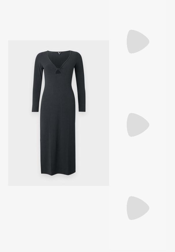 Rochie lungă din tricot de culoare gri închis, cu mâneci lungi, având un decolteu în V cu un mic detaliu tăiat și o silueta aderentă.; Pantofi cu toc platformă negri, cu vârful ascuțit și curea reglabilă la gleznă. Confecționați din piele netedă, având un toc gros.; Ochelari de soare cu mâneri tortoise, cu lentile ovale, cu nuanță maro, brațe subțiri ce au un model texturat, cadru din plastic ușor.; Geantă din piele neagră, cu o formă curbată, curea detașabilă și accesorii aurii. Geanta are un capac cu un detaliu tip cataramă.