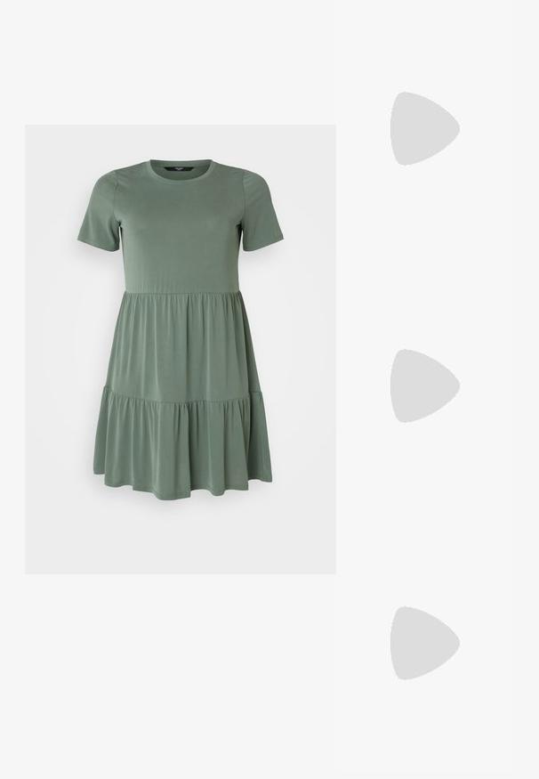 Vero Moda Curve VMFILLI CALIA  zielony; Czarne lakierowane półbuty na obcasie z wydłużonym noskiem i geometrycznym słupkiem. Charakteryzują się eleganckim, minimalistycznym designem oraz gładką fakturą.; Czarna skórzana torebka o zakrzywionym kształcie, z odpinanym paskiem i złotymi akcentami. Torebka posiada klapę z zapięciem w kształcie klamry.; Trzy pary kolczyków: duże białe perły wkrętki, złote kolczyki w kształcie kół z przezroczystymi kamieniami, oraz dwa długie, proste złote kolczyki akcentujące z błyszczącymi detalami.
