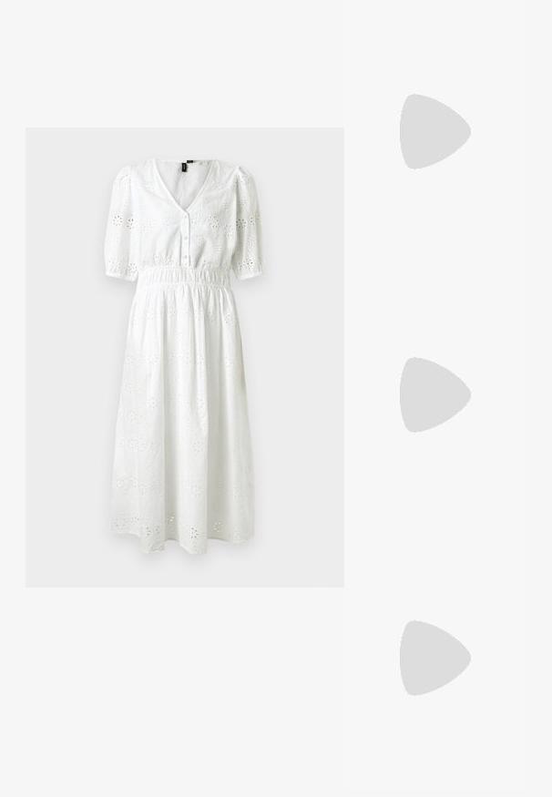 Rochie albă din bumbac cu mâneci scurte tip balon, decolteu în V, închidere cu nasturi, talie elastică și model floral din broderie.  ; Sandale negre din piele netedă, cu un design cu curea subțire și o talpă plată cu un profil minimalist. Fără modele sau accente notabile.; Geantă din paie împletită cu accente din piele maro, două mânere și curea detașabilă. Formă curbată cu o bază robustă.; Cercei din argint cu un design torsadat, având un finisaj lucios și închidere cu tijă. Au un diametru de aproximativ 3 cm.