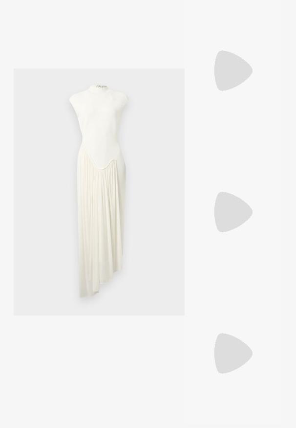 Hosszú, aszimmetrikus ruha fehér anyagból, magas nyakkal és az egyik oldalon hullámzó, redőzött szoknyával. Sima textúra és minimális dizájn.; Fehér slingback sarok, hegyes orral, sima felső anyaggal, alacsony blokk sarkával és oldalsó kivágott dizájnnal, állítható csatpánttal.; Kerek napszemüveg sötét lencsékkel és arany kerettel. A modellen világoskék, bordázott kardigán van gombokkal és kontrasztos fehér ujjaival.; Michael Kors bézs bevonatos vászon karkötő, amely ismétlődő MK logó mintával, aranyszínű fémrészletekkel és levehető lánchordóval rendelkezik.