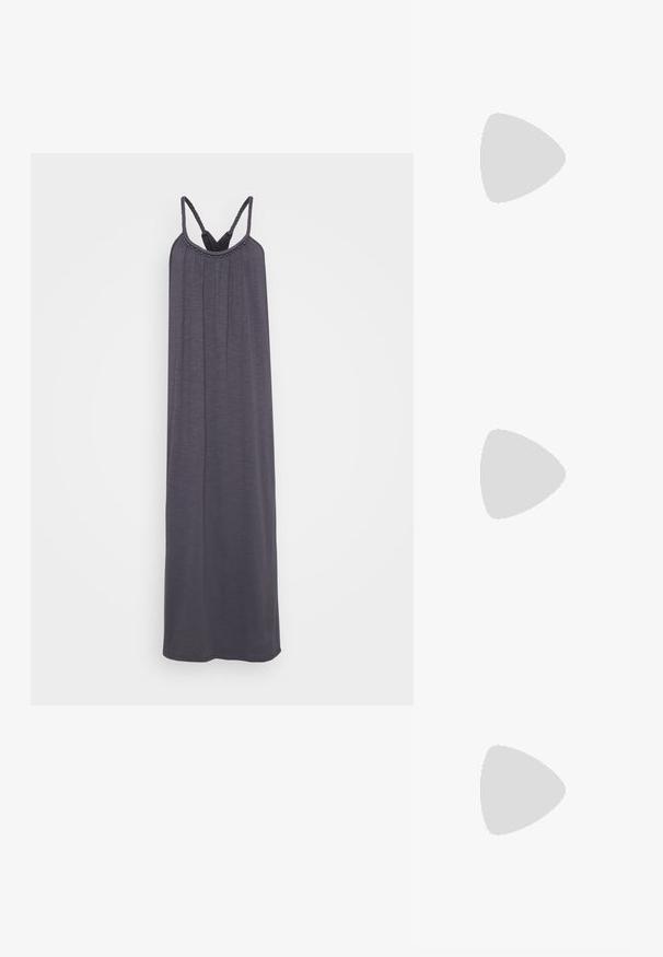 Rochie maxi fără mâneci, de culoare gri închis, cu bretele împletite și decolteu plisat, având o textură netedă și moale. Fără modele vizibile sau elemente metalice.; Sandale negre cu toc înalt, dotate cu mai multe curele lucioase și accente metalice, având vârful ascuțit și tocuri mici. Textură netedă.; Ochelari de soare semi-transparenti, maro, cu un cadru pătrat și lentile întunecate. Brațele sunt elegante și ușor curbate pentru un aspect modern.; Două brățări din metal argintiu, realizate din sfere polizate, cu un design fără cusături. Fiecare are o formă circulară uniformă și o textură netedă.