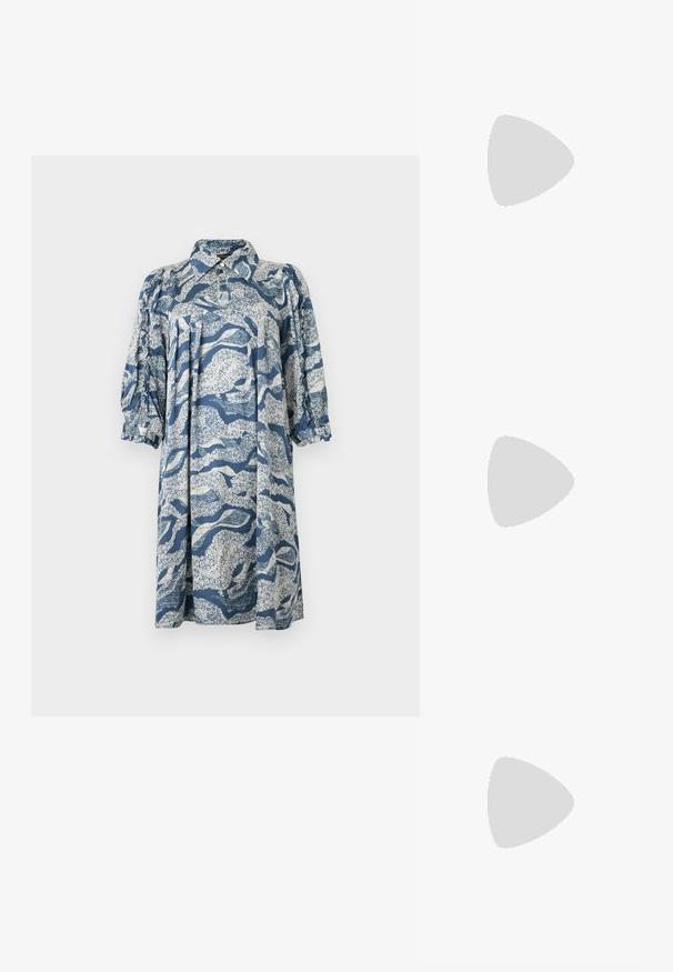 Abito in cotone blu con colletto, maniche a sbuffo e un motivo floreale astratto bianco. Vestibilità ampia e lunghezza al ginocchio.; Sandali neri con tacco alto presentano sottili cinturini con design annodato, una punta quadrata liscia e un elegante tacco a spillo.; Borsa a mano metallica grigia chiara con tracolla a catena, impreziosita da piccoli chiodi metallici circolari e da un logo triangolare del marchio.; Orecchini a cerchio in argento con una finitura liscia e lucente. Forma arrotondata, design leggero, con chiusura a perno.