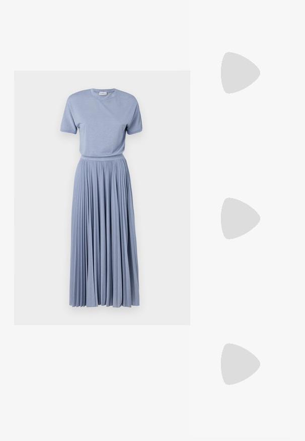 Marella SEMELE niebieski; Biała koszulka krótki rękaw wykonana z materiału prążkowanego. Okrągły dekolt, regularny krój i subtelne detale szwów. Bez wzorów ani grafik.; Czarne skórzane baletki z zaokrąglonym noskiem, gładką fakturą, minimalnymi przeszyciami i elastycznym designem podeszwy.; Brązowa skórzana torebka na ramię z klapką, złotymi detalami, paskiem na ramię i gładką teksturą. Kompaktowy prostokątny kształt.