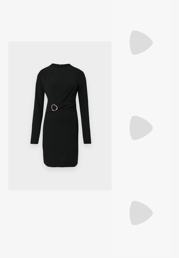 Vestido preto de manga longa com um design de cintura torcida, realçado por um anel dourado. Feito de um tecido liso com textura mínima. Gola alta simples.; Sapato slingback preto em pele patentada com bico apontado, tiras no tornozelo apresentando fivelas e acessórios prateados, e um salto elegante.; Bolsa de mão metálica dourada com um design estruturado, textura suave e alça ajustável. Apresenta uma forma triangular única e costura minimalista.; Brincos em tom de ouro com formas onduladas e texturizadas. Inclui studs escultóricos com presilha e um design de argola aberta com um acabamento martelado.