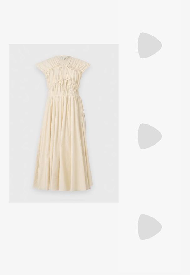 Ecru katoenen jurk met een fitted bodice, geplooide details en een vloeiende rok. Heeft korte, gestructureerde mouwen en een verstelbare koordomtrek.; Witte korte mouwen t-shirt van ribstof. Ronde halslijn, normale pasvorm en subtiele stiksels. Geen patronen of grafische elementen.; Zwarte leren ballerina met een ronde neus, gladde textuur, minimale stikdetails en een flexibele zoolontwerp.; Zwarte leren handtas met een gebogen vorm, met een decoratief ontwerp aan de voorkant, een korte schouderband en accenten in goudkleurig beslag.