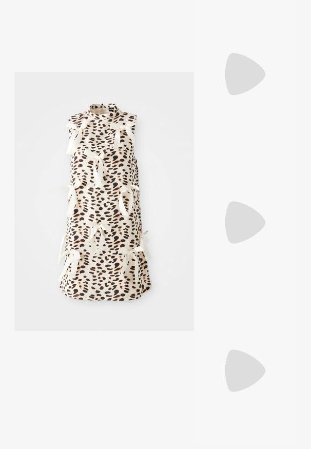 Vestido sin mangas con un escote alto, que presenta una base color crema y un estampado de leopardo negro, adornado con acentos de cinta marfil a lo largo.; Koi Footwear TIRA RUFFLE MARY JANES PORCELAIN DELIGHTS EDITION - Zapatos de plataforma - white; Bolso de mano metálico plateado con forma estructurada, que presenta un asa superior y un detalle de lazo en el frente. Textura suave y acabado reflectante.; Pendientes plateados en forma de arco con un acabado pulido. Incluyen una superficie texturizada y un diseño curvado, con un cierre de palanca.