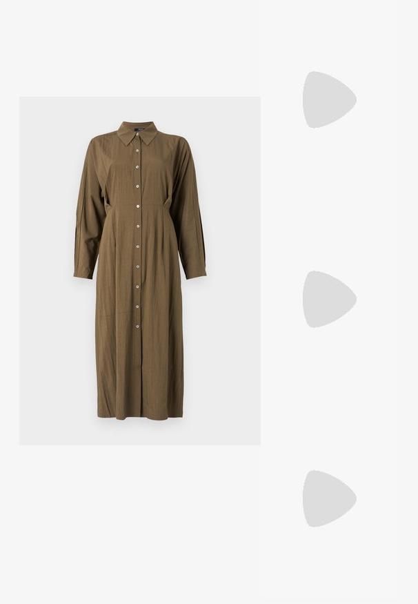 Oliven grønn langermet kjole med spiss krage, knappelukking foran og avslappet passform. Glatt stoff med subtil tekstur og sidesømmer.; Svarte patentlær slingback hæler med spiss tå og geometrisk blokk hæl. Har et stilrent, minimalistisk design og jevn tekstur.; Skilpaddeskall solbriller med ovale linser, brunfargede, tynne stenger med teksturert mønster, lett plastisk ramme.; Svart lærveske med en buet form, avtagbar stropp og gullbeslag. Vesken har et klaff med spenne-detall.