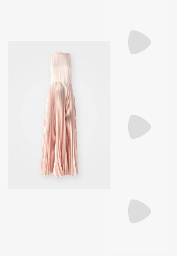 Nabrana haljina izrađena od svijetloružičaste tkanine, s bezrukavim dizajnom, mekim sjajem na vrhu i lepršavim nabiranim detaljima od struka prema dolje.; Crna kožna cipela s visokim potpeticama, špicastim vrhom i metalnim srebrnim vrhom. Ima glatku završnu obradu i tanku petu visine 10 cm.; Crna kožna torba preko ramena s dva prednja džepa, zlatnim kopčama, zatvaranjem na zip i uskim remenom. Teksturirana površina i kompaktan pravokutan oblik.; Zlatne metalne naušnice u obliku obruča s zakrivljenim, izduženim oblikom. Imaju glatku, sjajnu površinu i zaobljeni vrh za dodatni detalj.