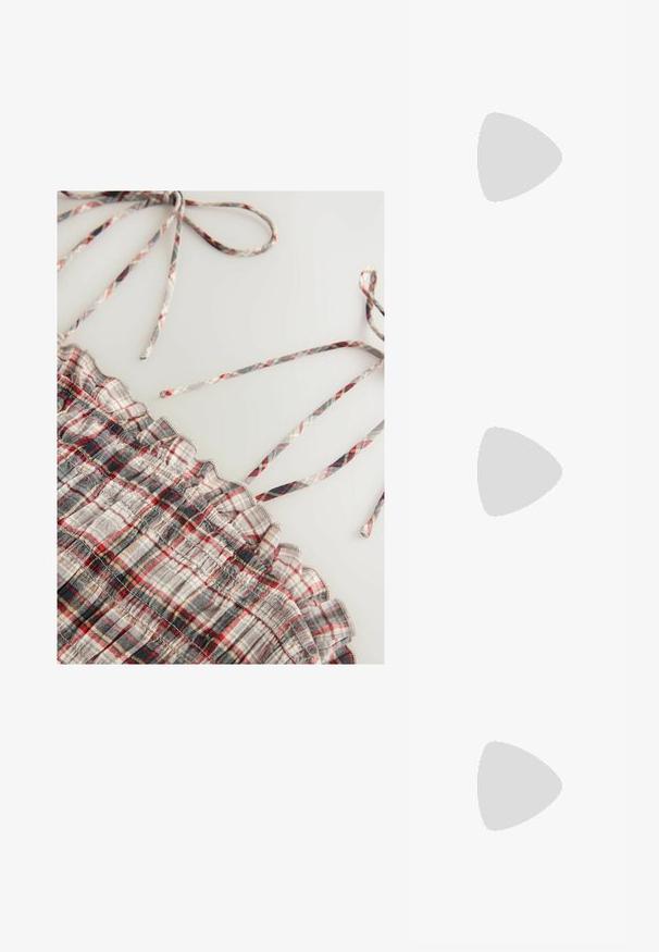 Haut tissé à carreaux avec des motifs en plaid gris, rouge et noir. Il présente des bords froncés et de fines bretelles ajustables. Texture douce.; Escarpin en cuir noir avec un bout pointu et un petit talon bloc. Doté d'une bride de cheville avec une boucle dorée. Texture lisse.; Sac à main en cuir noir avec une forme courbée, bandoulière amovible et des accessoires en or. Le sac est doté d'un rabat avec un détail de boucle.; Boucles d'oreilles dorées présentant des formes texturées et ondulées. Comprend des clips sculpturaux et un design de créoles ouvertes avec une finition martelée.