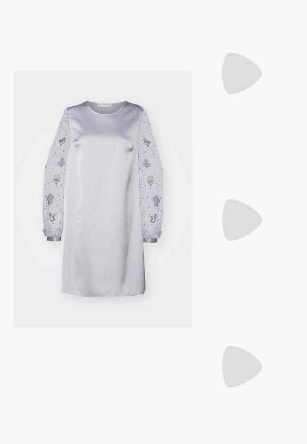 Ida Sjöstedt ISABELLE DRESS - Koktejlové šaty / šaty na párty - silver blue; Černé lakované kožené lodičky na pásku s špičatou špičkou, nastavitelným páskem kolem kotníku a mírným blokovým podpatkem. Hladký povrch s lesklým finišem.; Černé sluneční brýle ve tvaru čtverce s tmavými čočkami, hladký plastový rám a jemné křidélkové akcenty na stranách.; Černá kožená taška s elegantním designem, která má stříbrné logo ve tvaru křídla a řetízkový popruh. Texturovaný povrch s zipovým uzávěrem.