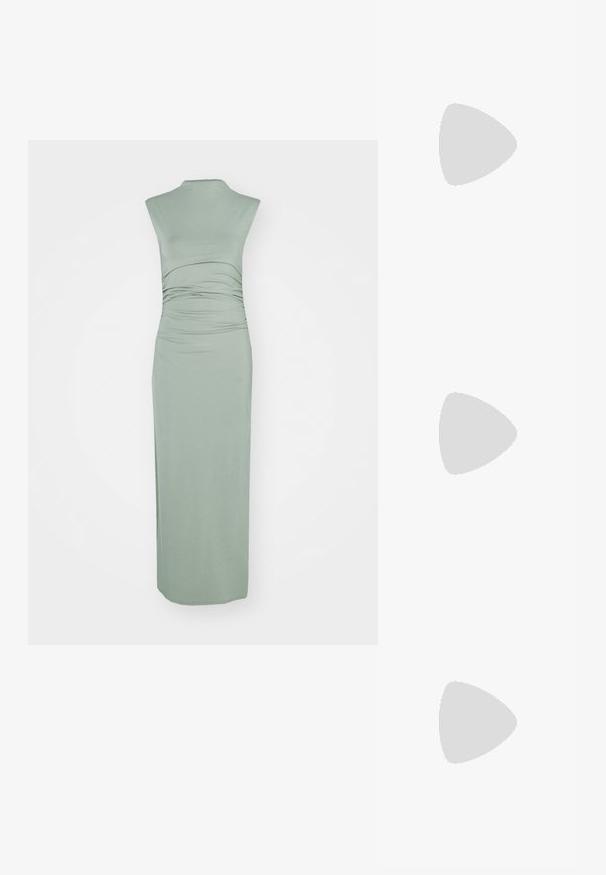 Abercrombie & Fitch PALOMA DRESS - Jerseykjole - olive; Spiss-tå høyhælte sko med en fargekomposisjon av sølv, gull og nude. Glanset overflate med utskjæringsdesign, med en stiletto hæl.; Sølvfarget metallisk poseveske med en myk, avrundet form og en knyttet topplukking. Laget av glatt imitert skinn.; Sølv hoops øredobber med en tvistet design, som har en polert finish og bakstøtte. Mål omtrent 3 cm i diameter.