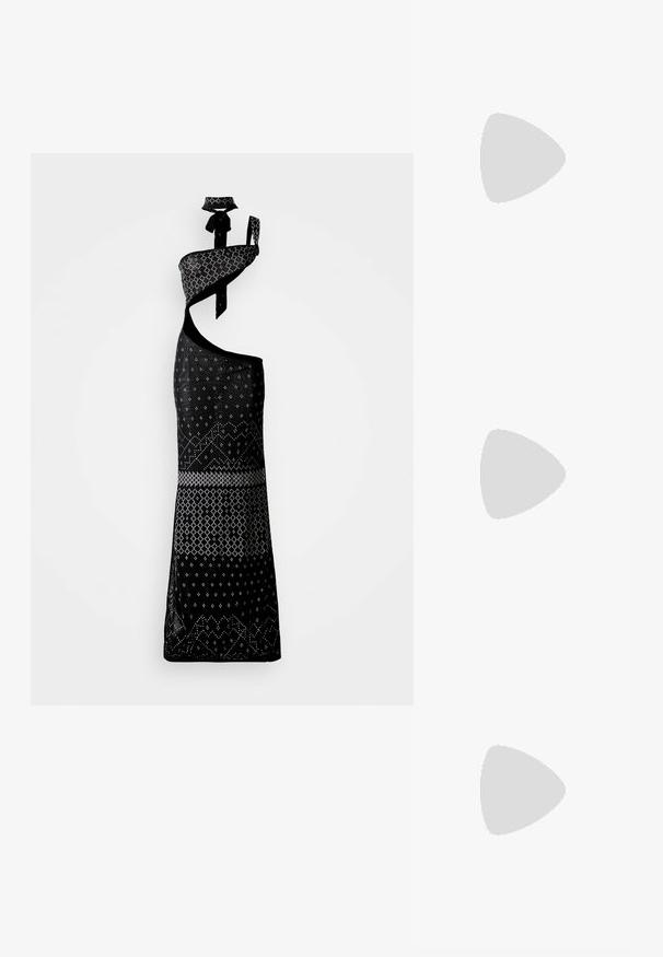 Črna obleka z asimetričnim dizajnom, ki vsebuje bele geometrijske vzorce, silhueto z enim ramenom in ustrezno choker ogrlico.; Črne lakirane slingback čevlje s koničastim nosom, izrezanimi stranicami, nastavljivim gležnjarjem in tankim, elegantnim peto.; Sončne naočale v mačjem stilu z mat črnim plastičnim okvirjem, temnimi lečami in zlatim logotipom na tempeljih. Kotačast dizajn in gladka tekstura.; Michael Kors denarnica v bež lakiranem platnu z mišičnim vzorcem ponavljajočega se logotipa MK, z zlatim okovjem in snemljivo verižico.
