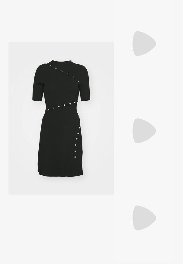 Maje RELLIER - Stickad klänning - noir; Svarta patentläder slingback-klackar med spetsig tå och en liten blockklack, med en silvrig spänneaccent på remmen.; Svart läderhandväska med en böjd form, avtagbar rem och guldiga detaljer. Väskan har ett lock med en spänndetalj.; Tre par örhängen: stora vita pärlknappar, guldörhängen med klara ädelstenar, och två långa, raka guldaccentörhängen med glittrande detaljer.