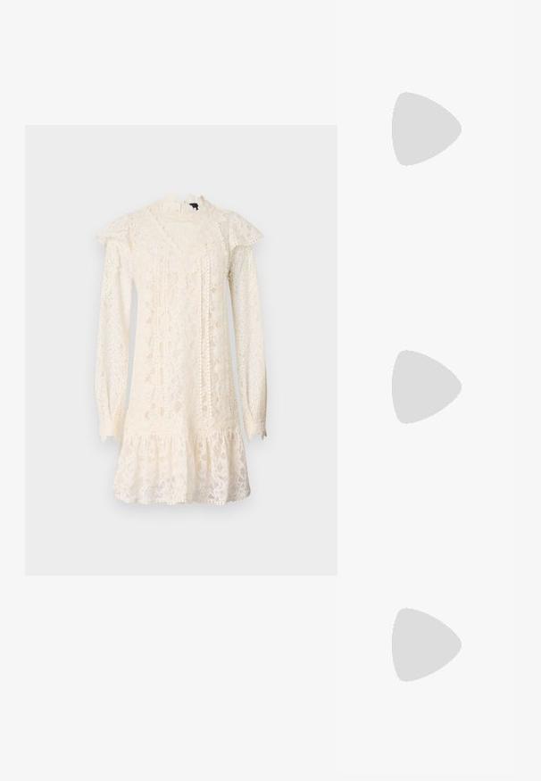 Ivory värvi pitskleit pikkade varrukatega, kõrge kaelusega, volangidega ja kihilise alläärega. Omab keerukaid lillemotiive kogu ehtes.; Valge rihmadega kõrge kontsaga sandaal, millel on lamedad varbatoed, tekstuuriga esiosa kogutud detailidega ja kitsas pahkluu rihm.; Kuldne ristküliku kuju kell valge näoga, minimalistlike tunni markeritega ja metallvõrgust käevõruga. Omab külgmist kroonit, mis võimaldab aega reguleerida.; Kullatud jalgraduppidega kõrvarõngad, millel on selge kristalliga kaunistatud disain, graveeritud "GUESS" bränding ja sile viimistlus.