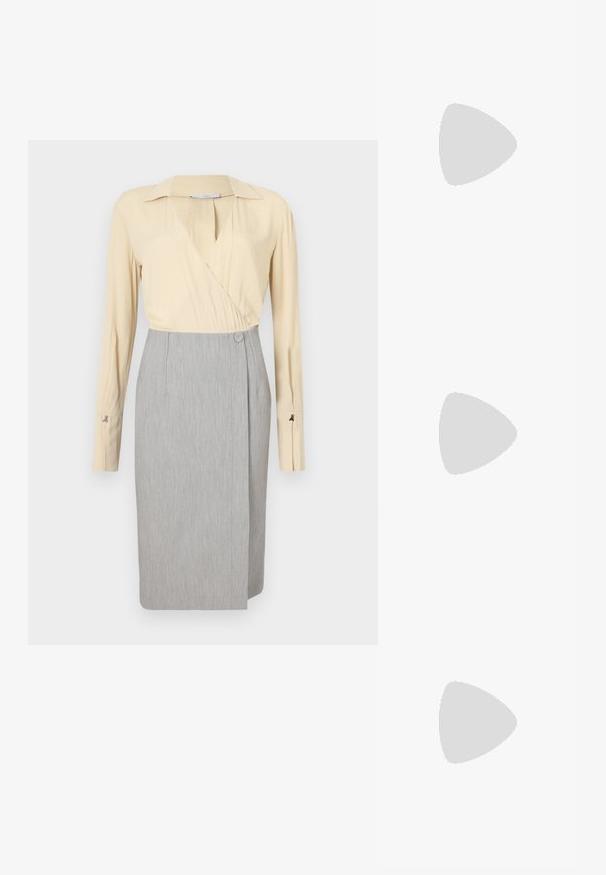 Top avvolgente beige con maniche lunghe e gonna a matita grigia, con dettaglio di bottoni e texture liscia. Design con colletto classico.; Scarpa slingback nera con punta affilata e tacco basso, realizzata in pelle liscia e con un design a taglio laterale per favorire la traspirabilità.; Borsa nera con texture intrecciata sopra e parte inferiore in pelle liscia, dotata di una tracolla a catena e di un emblema con il logo.; Orecchini a cerchio argentati con un design liscio e curvo. Presentano una finitura metallica lucida e una chiusura a perno. Nessun motivo o accentuazione visibile.