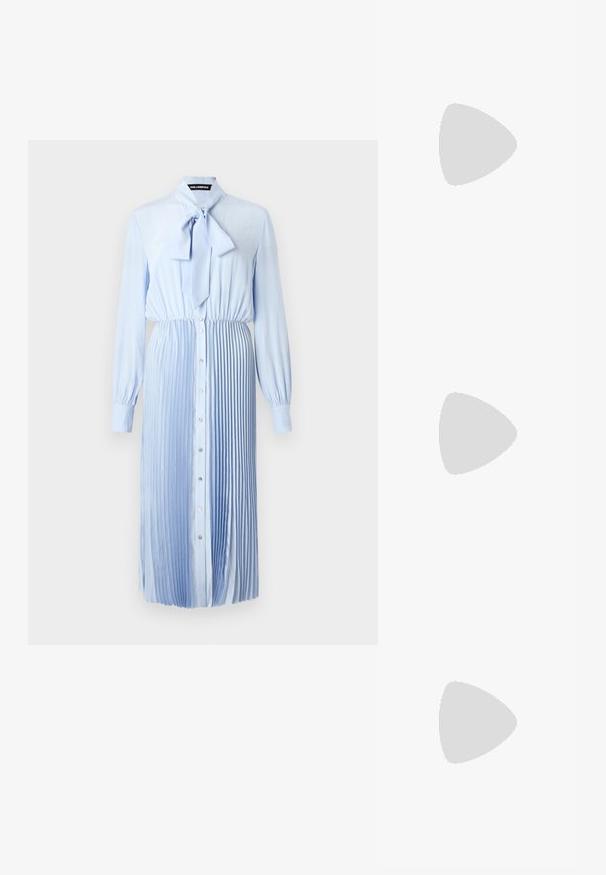 Vestido de manga longa azul claro com colarinho em laço, apresentando uma saia plissada e frente com botões, feito de um tecido suave.; As sandálias de salto alto pretas apresentam tiras finas com um design em nó, uma biqueira quadrada lisa e um elegante salto agulha.; Bolsa metálica cinza claro com uma alça de corrente, adornada com pequenos rebites metálicos circulares e um logótipo triangular da marca.; Brincos de argola prateados com um acabamento suave e brilhante. Forma arredondada, design leve, com fecho de pino.