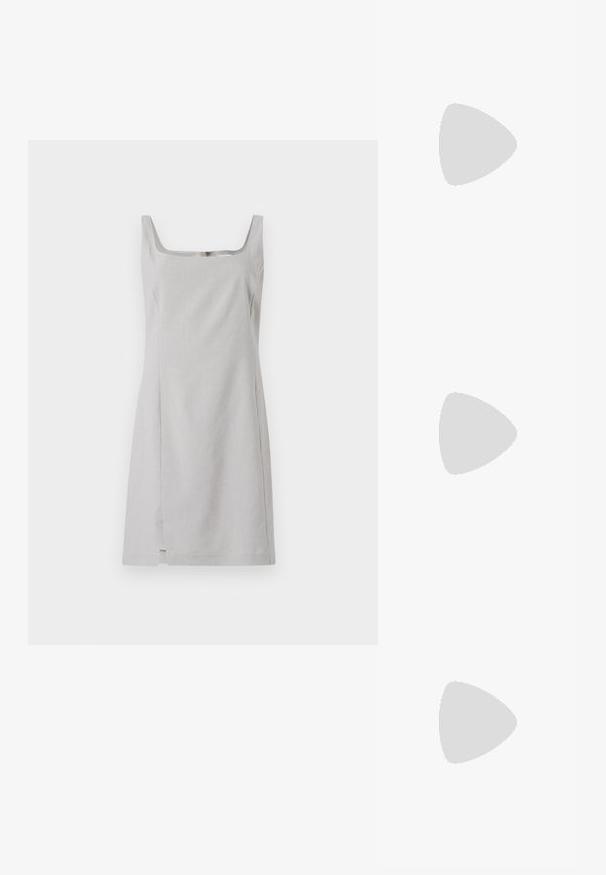 Vestido gris sin mangas con escote cuadrado, silueta ajustada y dobladillo recto. Fabricado con una tela ligera de textura suave.; Camiseta de algodón blanca con mangas cortas y escote redondo. Textura suave y diseño minimalista, sin patrones o acentos visibles.; Botas de cuero negro hasta la rodilla con una textura suave, punta cuadrada, tacón cuadrado y tirador lateral, con detalles de costura mínimos.; Bolso de mano de cuero marrón con cierre de marco dorado y una corta cadena dorada, que presenta una suave textura arrugada sobre un fondo blanco.