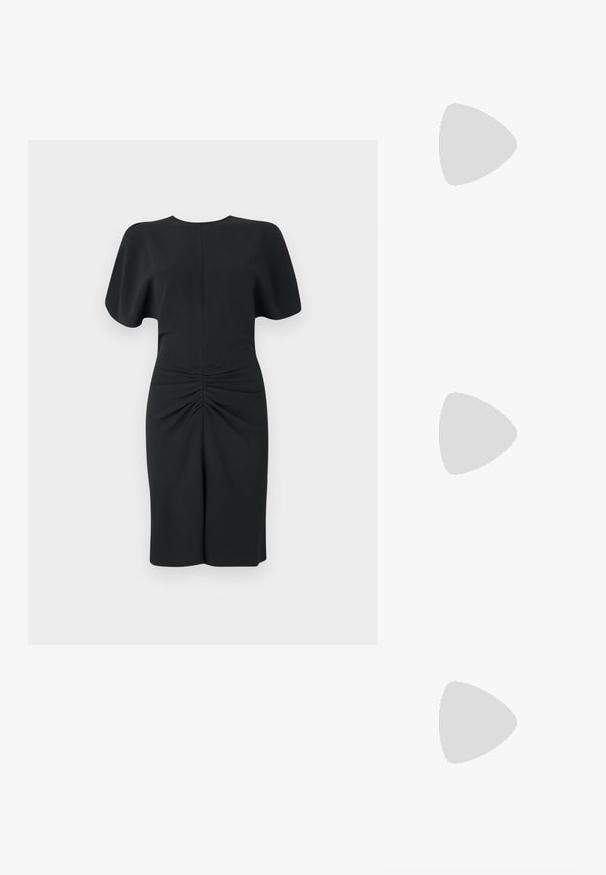 Μαύρο φόρεμα με μαλακό, δομημένο ύφασμα, κοντά μανίκια μπέρτα και συγκεντρωμένη λεπτομέρεια στη μέση, που τελειώνει λίγο πάνω �από το γόνατο.; Μαύρη πατέντα σλινγκμπάκ γόβα με μυτερή μύτη, διαθέτει υφή από φίδι, ρυθμιζόμενο λουρί και κοντή, υφή τετράγωνη φτέρνα.; Μαύρη δερμάτινη τσάντα ώμου με δύο μπροστινές τσέπες, χρυσά κούμπωματα, κλείσιμο με φερμουάρ και λεπτό λουρί. Υφή επιφάνειας και κομψό ορθογώνιο σχήμα.; Χρυσές μεταλλικές σκουλαρίκια κρίκοι με καμπυλωτό, ελκυστικό σχήμα. Περιλαμβάνουν μια λεία, γυαλιστερή επιφάνεια και στρογγυλή άκρη για πρόσθετη λεπτομέρεια.