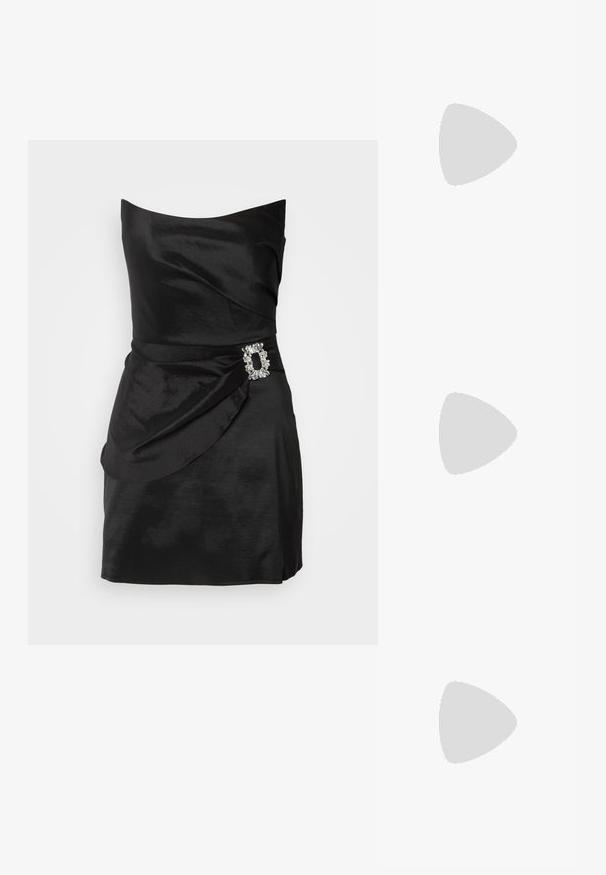 Mustmust kätist dress, millel on volditud detailid ja dekoratiivne kivikestede aksent vöökoha juures. Sile tekstuur, keha lähedane siluett.; Must mustaapp, millel on terav nina ja madal blokk-kand. Omab pahkluu rihma koos kuldse tooni pandlaga. Sile tekstuur.; Must musta kott, millel on struktureeritud kuju, sile tekstuur ja metallist klamber. Kombineeritud laiate mustade pükstega ja avatud varvaste sandaalidega puidust põrandal.; Kuldtooniga kõrvarõngad, millel on kaarekujuline, rõngast meenutav disain ja silmapaistev hõbedane sfääriline aksent. Poleeritud metalli viimistlus, tagumise kinnitusega.
