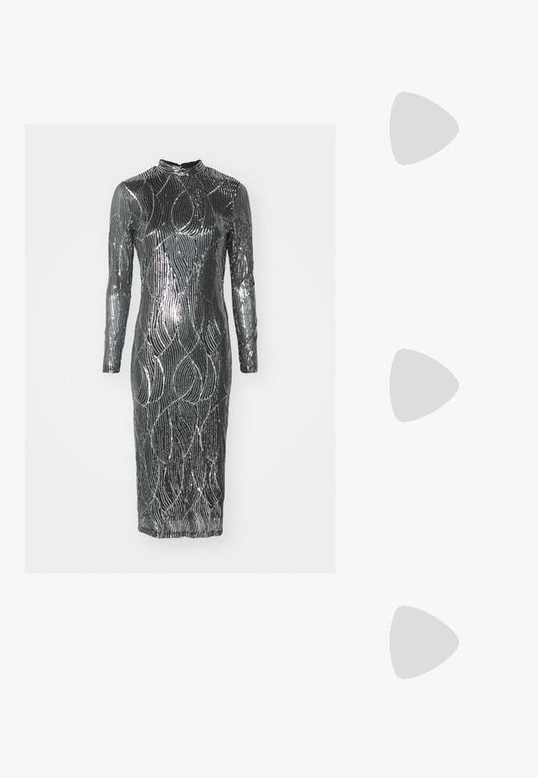 Fémes ezüst hosszú ujjú, testhezálló ruha magas nyakkal, hullámos csíkozású mintával és sima, fényes textúrával.; Fekete patent bőrből készült slingback magassarkú cipők hegyes orral, vékony sarokkal és állítható csattal. Simább textúrájú, minimális részletezéssel.; Fekete bőrtáska ívelt formával, levehető pánttal és arany színű fémrészekkel. A táskán egy csattal díszített fedél található.; Három fülbevalópár: nagy fehér gyöngy fülbevalók, arany karika fülbevalók, tiszta drágakövekkel, és két hosszú, egyenes arany akcentus fülbevaló csillogó részletekkel.
