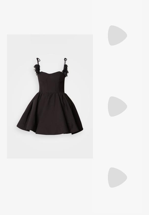 Jarlo LUCA - Robe de soirée - black; Anna Field Escarpins - black; Calvin Klein HARDWARE STRAP MEDIUM CROSSBODY - Sac bandoulière - black; Guess CRAZY EARRINGS - Boucles d'oreilles - yellow gold-coloured