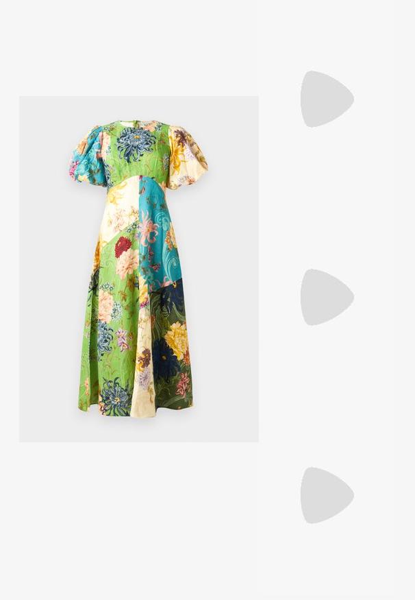 Rochie maxi florală cu mâneci bufante; caracterizată prin panouri verzi, albastre, galbene și crem. Material texturat cu diverse modele florale.; Adidași din piele albă, design de tip low-top, cu o textură netedă, vârf rotund, față șiretată și un mic logo brodat pe lateral.; Geantă din piele neagră în formă de jumătate de lună, cu accente din metal auriu, având un închidere cu fermoar. Purtați-o în diagonală peste un pulover gri.; Cercei cu tija aurie, cu un design răsucit. Fiecare cercel are un fundal circular transparent pentru o purtare sigură.