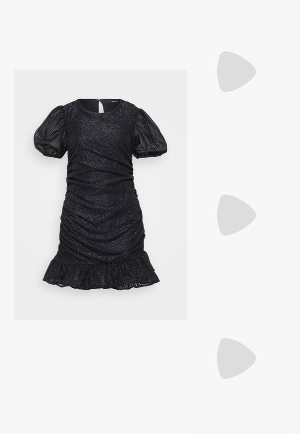 Juoda trumpa suknelė su pūstomis rankovėmis, raukšlėta tekstūra ir volaniniu hemu. Pagaminta iš blizgaus medžiagos su subtiliu raštu ir rakto formos iškirpte gale.; Juodi šlepetės su kvadratiniu pirštu ir žemu bloku kulnu. Yra keli ploni dirželiai ir reguliuojamas kulkšnies diržas. Pagaminti iš lygios odos.; Juodas odinis per petį nešiojamas krepšys turi lygų paviršių, stačiakampio formą ir metalinę grandinėlę priekyje. Pridedama reguliuojama dirželis.; Sidabrinis dvigubas žiedas su lygiu, poliruotu paviršiumi. Pasižymi sklandžiu, kreiptu dizainu su persipinančiomis dalimis, suteikiančiomis modernų išvaizdą.