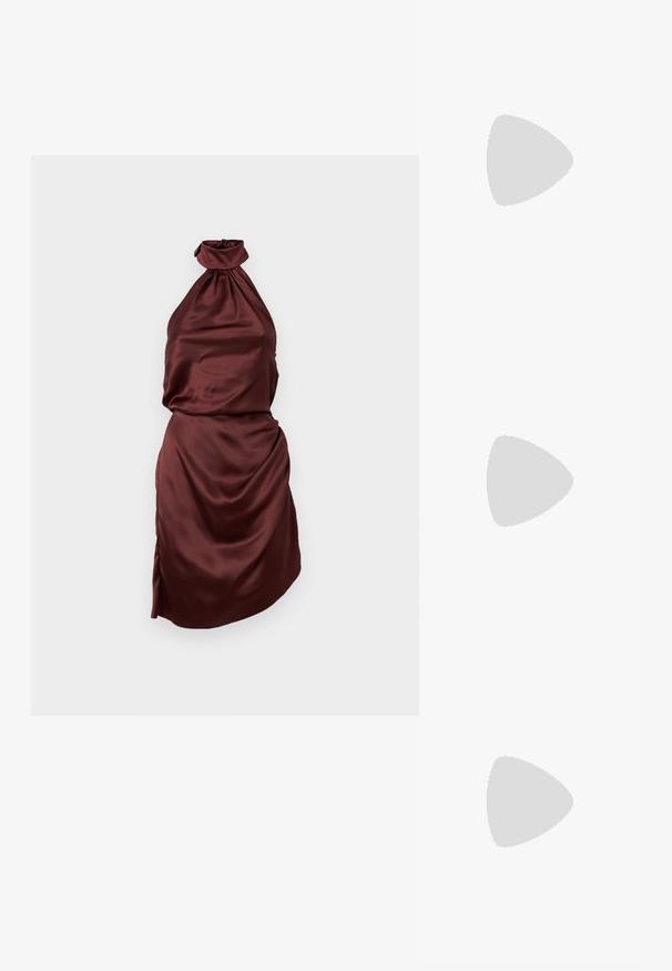 Burgundy satin halterneck klänning med en samlad neckline, figurnära bodice och draperad kjol, med en sidofåra. Slät textur.; Guld, metalliska slingback-klackar med spetsig tå och chunky klack. Slät textur, minimalistisk design och en smal rem.; Svart läderhandväska med en böjd form, avtagbar rem och guldiga detaljer. Väskan har ett lock med en spänndetalj.; Guldtonade örhängen med ovalformade klara kristaller omgivna av mindre klara stenar, med en krokdesign för säker användning.