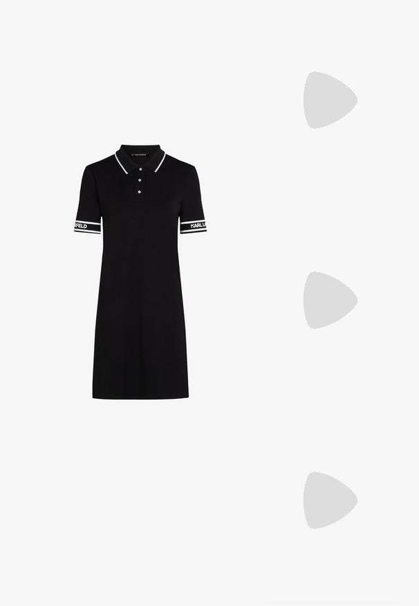 Musta polo-mekko, jossa on kauluspaita, lyhyet hihat, joissa on valkoiset raidat ja logo. Valmistettu sileästä kankaasta, jossa on klassinen leikkaus.; Mustat korkokengät sandaalit, joissa on ohuet hihnat solmittuna, sileä neliön muotoinen varvasosa ja tyylikäs stiletto-korko.; Vaalea harmaa metallinen käsilaukku, jossa on ketjusanka. Laukku on koristeltu pienillä pyöreillä metallikoruilla ja kolmion muotoisella brändilogolla.; Hopehopeet hopehopeet hopehopeet hopehopeet, jolla on sileä, kiiltävä pinta. Pyöreä muoto, kevyt rakenne, jossa on neulakiinnitys.