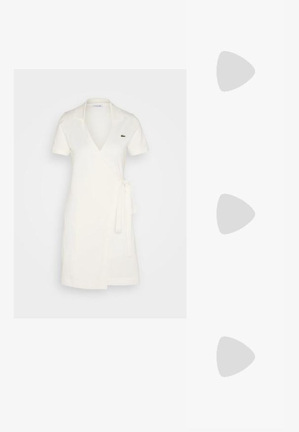 Lacoste Freizeitkleid - flour; Beige Blockabsatzsandalen mit dünnen Riemen und quadrater Spitze. Glattes Material mit minimalem Design, entworfen für einfaches Tragen.; Weiße Lederhandtasche mit abgerundeter Form, ausgestattet mit einem geprägten "CK"-Logo auf der Vorderseite und einem Einzel-Schultergurt. Reißverschluss oben.; Goldfarbene Creolen mit einem glatten, geschwungenen Design. Aus Metall gefertigt, mit einer eleganten Oberfläche und einem Steckverschluss.