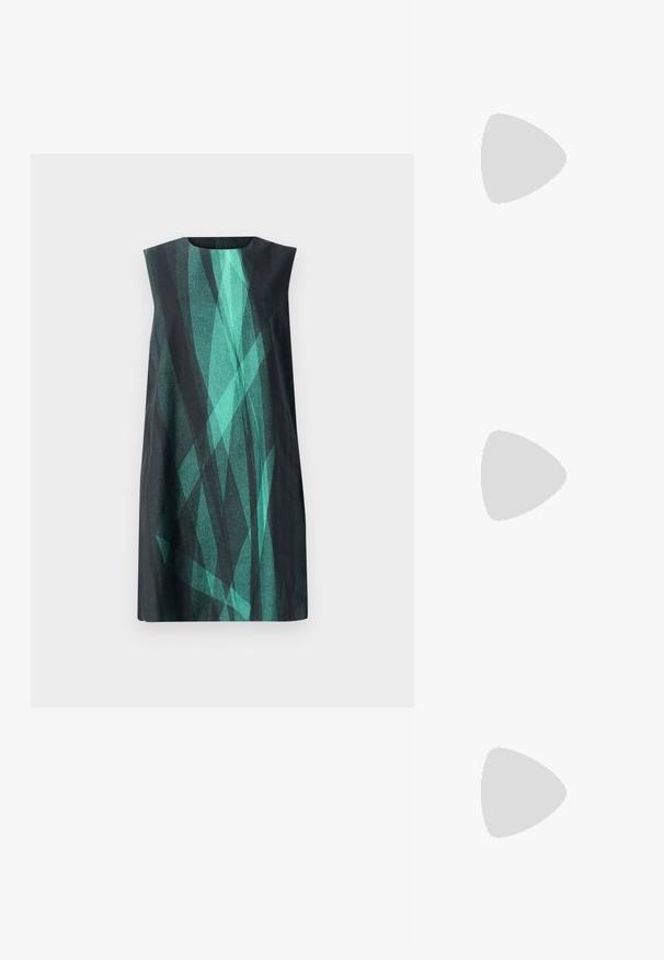 Majica brez rokavov črne barve z teal geometrijskim vzorcem, okroglo izrezano vratno linijo in ravnim krojem. Narejena iz gladkega materiala z rahlim sijajem.; Črne visoke sandale na peto imajo tanke naramnice z vozlom, gladek kvadratni toe in eleganten stiletto peto.; Svetlo siva kovinska torbica z verižnim ročajem, okrašena z majhnimi okroglimi kovinskimi bleščicami in trikotnim logotipom blagovne znamke.; Srebrne obročaste uhane z gladko, sijočo površino. Zaobljena oblika, lahka zasnova, z zapiranjem na zatič.