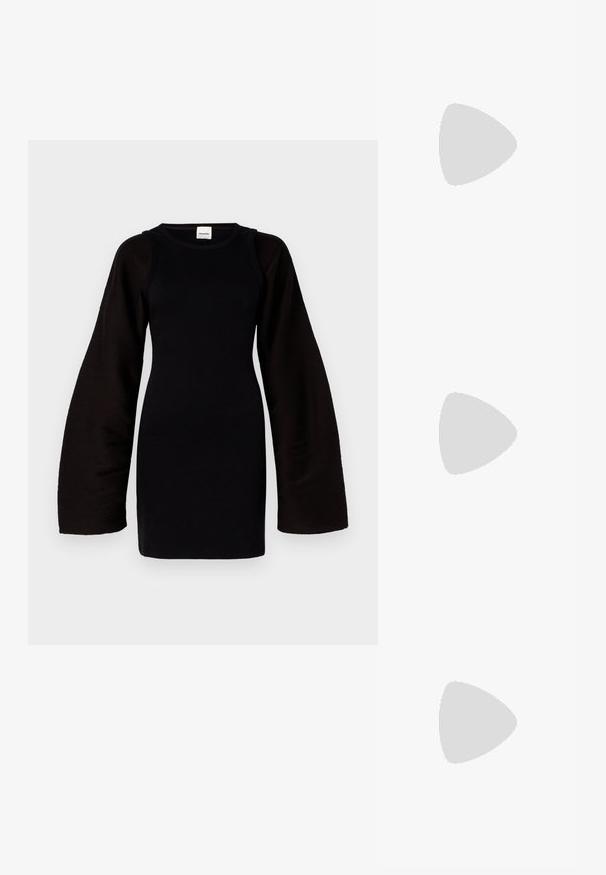 Robe en tricot noir avec de longues manches amples. Texture côtelée, corps ajusté, encolure ronde. Design minimaliste, sans motifs ni accents visibles.; Baskets en cuir blanc, design bas, avec une texture lisse, bout rond, lacets à l'avant et un petit logo brodé sur le côté.; Sac seau en cuir noir avec une finition texturée, accents en matériel doré et une ouverture en haut. Il dispose d'une courte poignée et d'une sangle d'épaule réglable.; Boucles d'oreilles avec clou en métal doré et design torsadé. Chaque boucle d'oreille est dotée d'un arrière transparent circulaire pour un port sécurisé.
