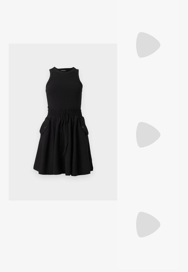 Schwarzes ärmelloses Kleid mit einem gerippten Oberteil und einem schwingenden Rock. Es verfügt über einen elastischen Taillenbund und zwei seitliche Taschen mit Knöpfen.; Spitz zulaufender High-Heel-Schuh in einer Farbgestaltung aus Silber, Gold und Nude. Glänzende Oberfläche mit Ausschnittdesign und stiletto Absatz.; Silberne metallic Pouch-Tasche mit einer sanften, abgerundeten Form und einem geknoteten Verschluss oben. Hergestellt aus glattem Kunstleder.; Silberne Creolen mit gedrehter Gestaltung, ausgestattet mit einer polierten Oberfläche und einer Steckverschluss. Sie haben einen Durchmesser von ca. 3 cm.