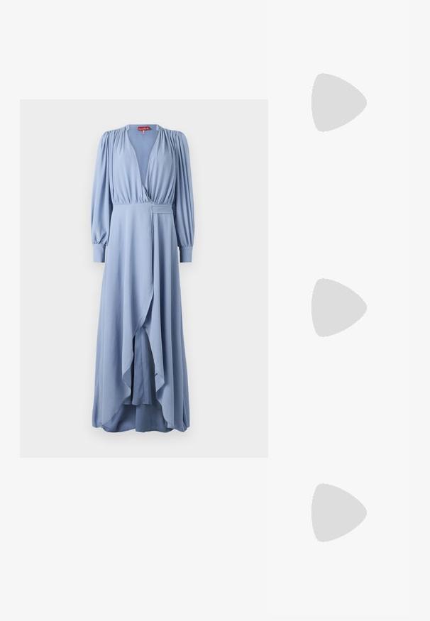 Robe longue bleu clair avec des manches bouffantes, décolleté en V profond, ourlet asymétrique et tissu doux. Dispose d'une poche sur le côté et de fronces aux épaules.; Des sandales noires à talons hauts avec des fines lanières au design noué, un bout carré lisse et un talon aiguille élégant.; Sac à main en métal gris clair avec une bandoulière en chaîne, orné de petits clous métalliques ronds et d'un logo de marque triangulaire.; Boucles d'oreilles en argent avec une finition lisse et brillante. Forme arrondie, conception légère, avec un fermoir à tige.