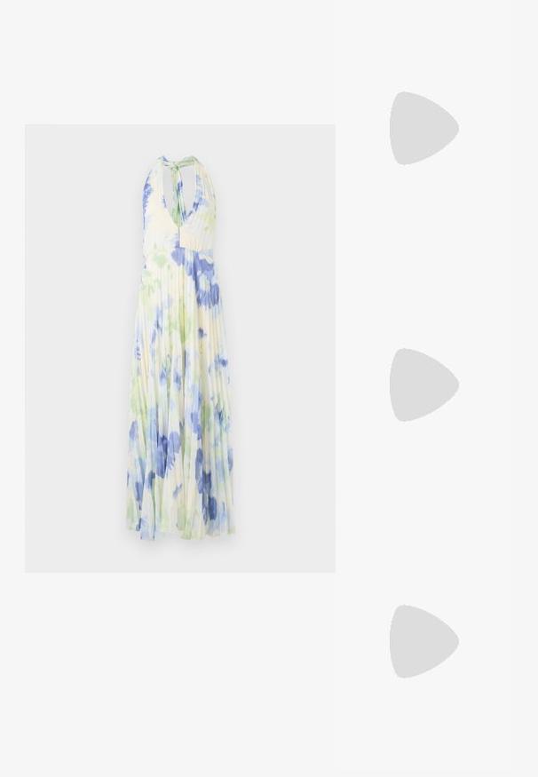 Robe à col halter plissée avec un motif floral en tons de bleu et de vert sur un tissu léger de couleur jaune clair.; Chaussure slingback en cuir verni noir avec un embout pointu, des brides de cheville avec des boucles en argent et des éléments en métal, et un talon fin.; Sac à main en métal doré avec un design structuré, texture lisse et bandoulière ajustable. Présente une forme triangulaire unique et des coutures minimalistes.; Boucles d'oreilles dorées présentant des formes texturées et ondulées. Comprend des clips sculpturaux et un design de créoles ouvertes avec une finition martelée.